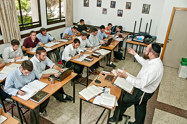 Rav Nusbacher in Shiur